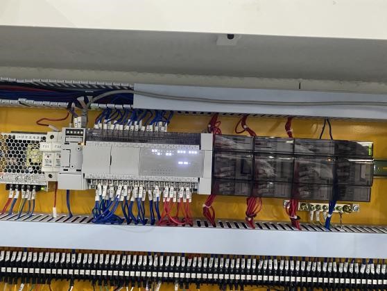 Bộ điều khiển chương trình trung tâm PLC